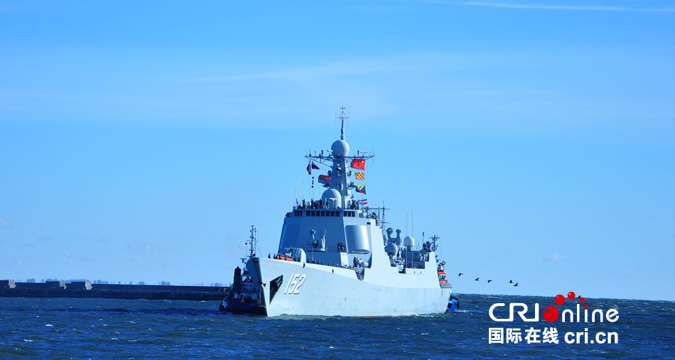 济南号驶入港口济南号近景欢迎人群海军官兵向欢迎人群挥手致意