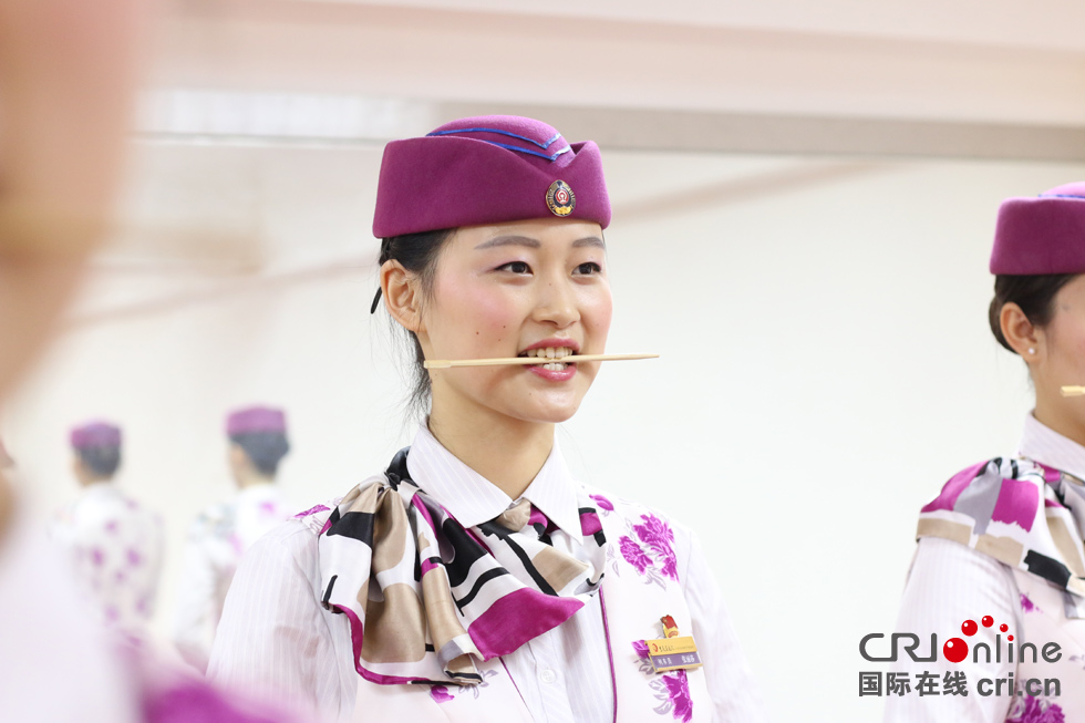 重庆动妹咬筷子练微笑高清组图