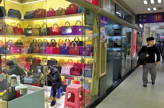 读城|伙呆!广州2岁女童从五楼坠下奇迹生还|吓尿!花城广场又有蛇出没?