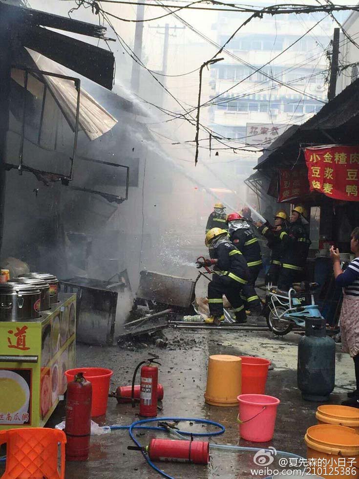 今天中午11:57分,镜湖区杨家巷一私人小餐馆发生液化气罐爆炸,瞬间