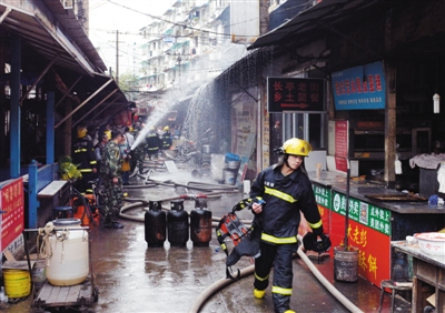 昨日,芜湖市镜湖区杨家巷一私人小餐馆发生液化气罐爆炸,造成17人遇难