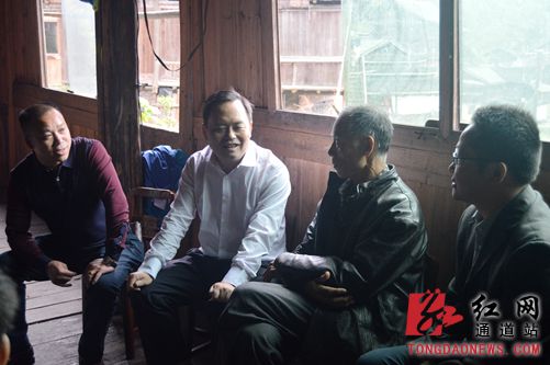 再步老人亲切交谈红网通道站10月11日讯(通讯员 杨丰瑞)10月10日下午