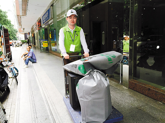 回收哥上岗 废品来者不拒