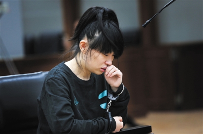 25岁的万红宇去年在大兴的家中产下二胎,用手掐,往