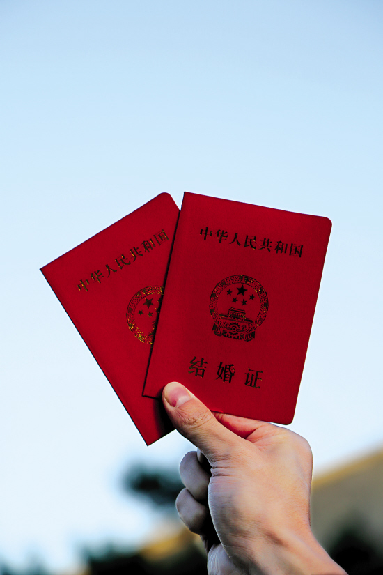 一向对感情保持低调的演员杨子姗突然在微博晒出结婚证和对戒,并潇洒