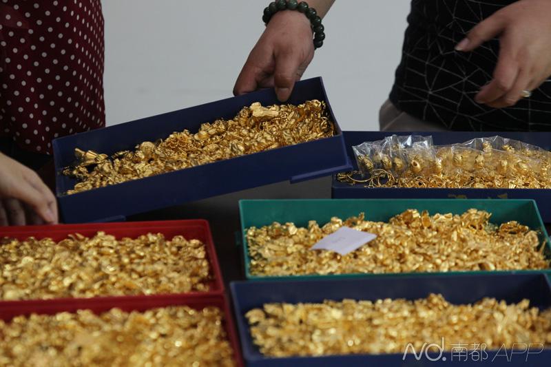 偷窥金库钥匙存放点 深圳一保安盗走10公斤黄金