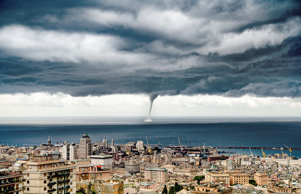 实拍意大利海上龙卷风电闪雷鸣如末日降临高清组图