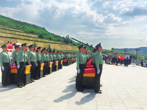 120师战士闫迎儿和贺晓明在一起.苏斌(右),李晓英(左)在活动现场.