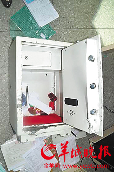 被盗的保险柜材料散落一地