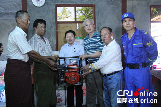 中缅友协会长耿志远率团赴缅慰问灾民