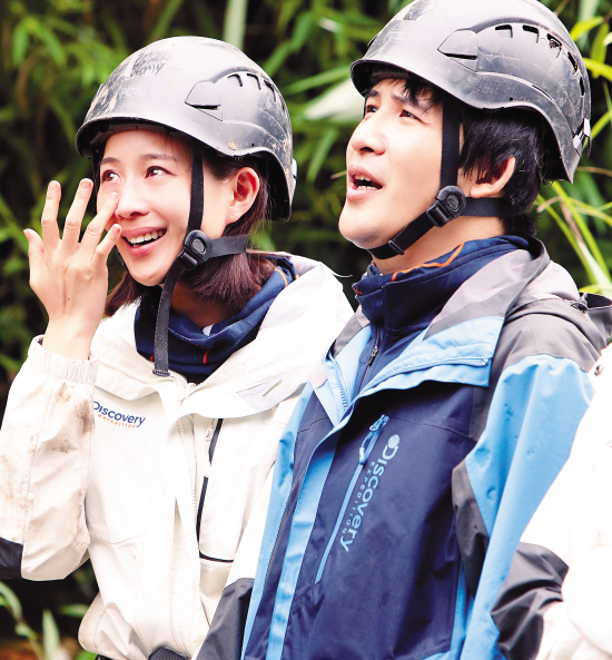 《跟着贝尔去冒险》目前正在东方卫视热播,张钧甯献出自己的综艺处女