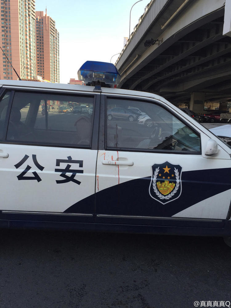 北京南三环刘家窑桥下一警车撞墙车体损毁严重组图