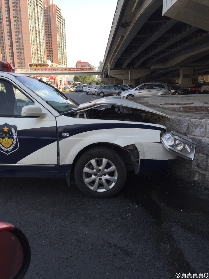 北京南三环刘家窑桥下一警车撞墙车体损毁严重组图