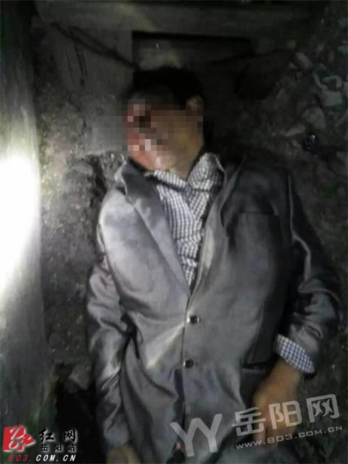 平江长寿镇一男子公厕内离奇死亡