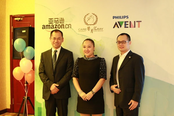 左起为,亚马逊中国副总裁 石建军先生;馨月汇市场部副总监 孙红丽女士