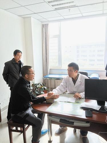 高建忠在诊脉"吾生也有涯,而知也无涯",这句话用在博大精深的中医