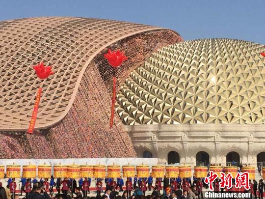 释迦牟尼佛顶骨舍利 27日,释迦牟尼佛顶骨舍利移驾南京牛首山佛顶寺,将长期供奉于寺内佛顶宫。 泱波 摄