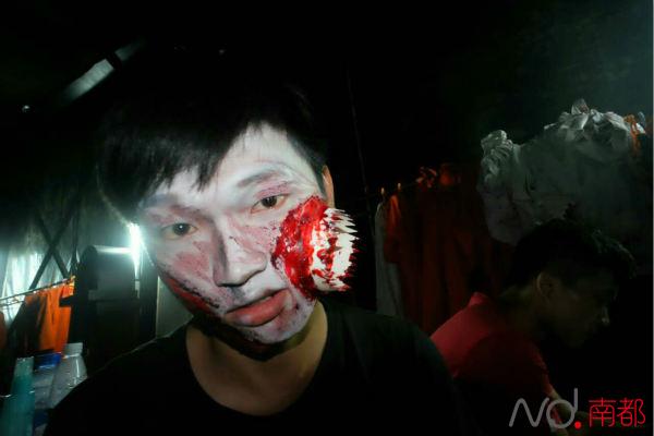 演员们只有两个角色:狱警和犯人,但是,鬼妆却千差万别,一个比一个恐怖