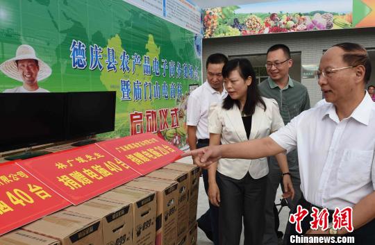 肇庆市委常委,宣传部长梁志强(右一)与德庆县委书记,县长朱宜华(右二)