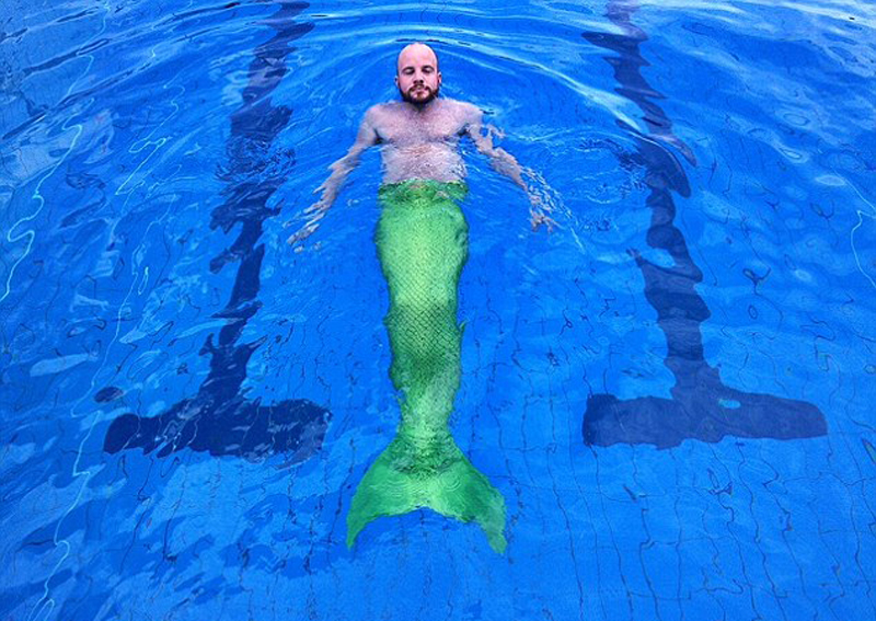 澳大利亚男子戴"鱼尾"变身儿时偶像美人鱼(组图)