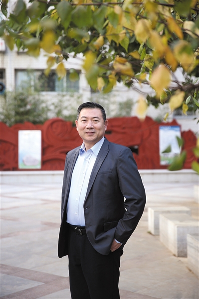 李明新,北京小学校长,北京市语文特级教师,享受国务院