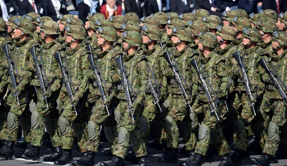 日本自卫队东部方面队举行阅兵式女兵方队出场组图