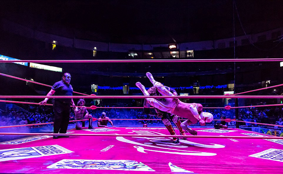 墨西哥亡灵节上演自由式摔跤 看比赛就像看戏剧(组图)