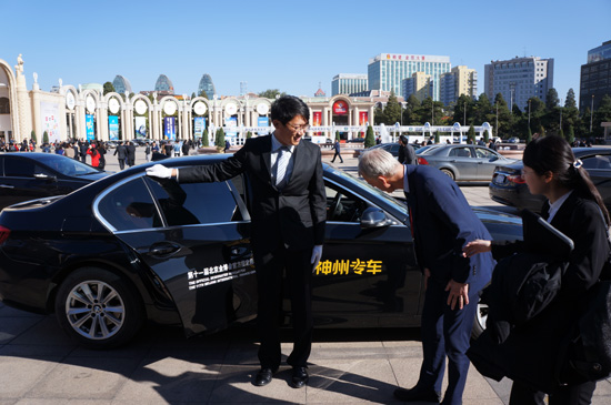 接驾诺贝尔奖得主 神州专车成金博会官方指定用车