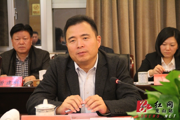县委常委,常务副县长蔡龙介绍龙山县基本情况.