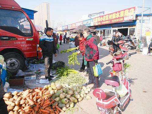 西吴菜市场里,很少有大袋购买蔬菜的,往来的市民都是现吃现买每到秋末
