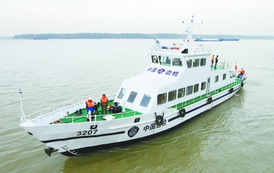 新型执法船上岗