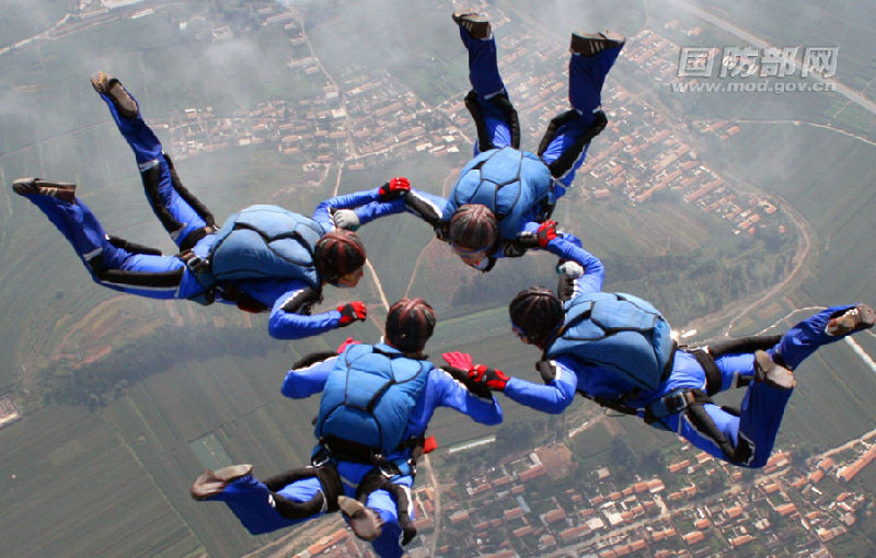全网最真实空降体验,揭秘特种作战与极限跳伞的生死博弈