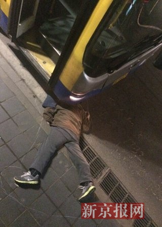 广渠门公交站一男子突然死亡 警方正展开调查