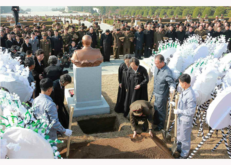 朝为94岁元帅李乙雪举行国葬金正恩亲自撒土