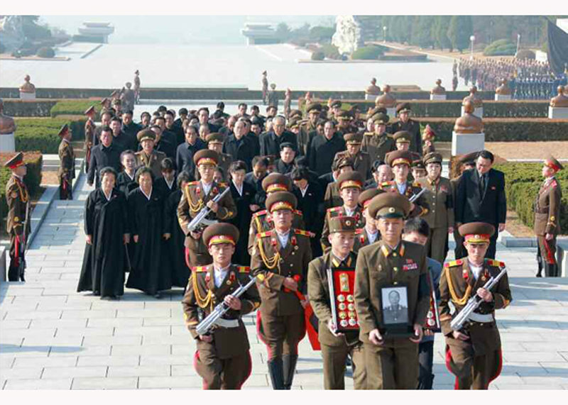 朝为94岁元帅李乙雪举行国葬金正恩亲自撒土