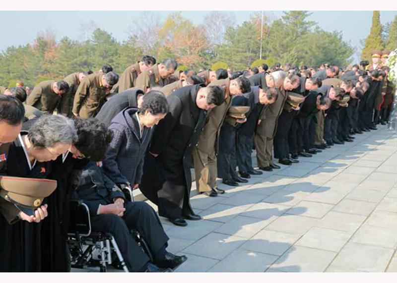 朝为94岁元帅李乙雪举行国葬金正恩亲自撒土