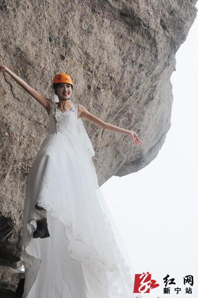 环球小姐亚军李淑婉披婚纱在崀山岩壁上向全球征婚
