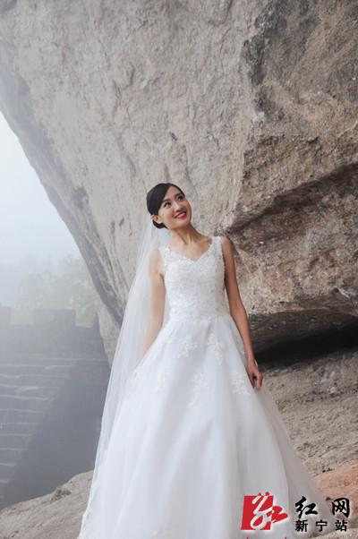 环球小姐亚军李淑婉披婚纱在崀山岩壁上向全球征婚