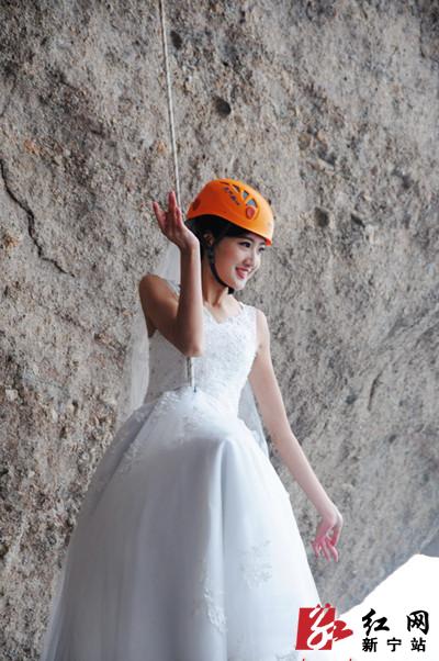 环球小姐亚军李淑婉披婚纱在崀山岩壁上向全球征婚
