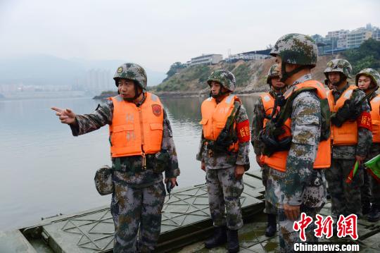 第31军某舟桥团团长赵劲松:练就目测河幅的"绝技"|南京军区|洪水|机关