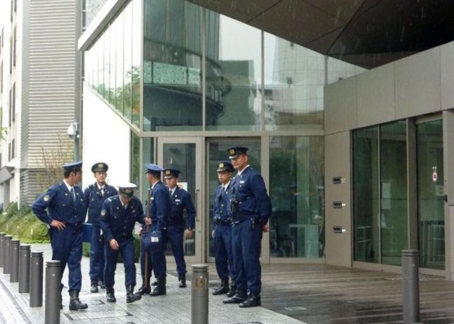 日本日警视厅出动机动部队对法国驻东京大使馆加强警戒.