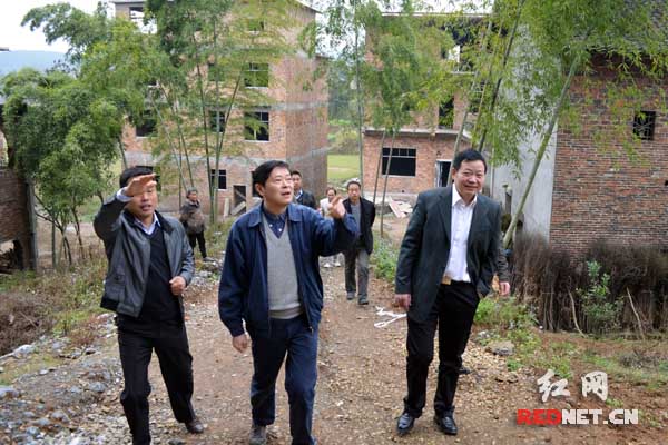 湖南省外事侨务办一进二访走进洞口贫困家庭