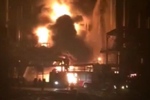 抚顺化工厂爆炸 抚顺一化工厂爆炸起火。网友供图