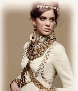 那些巍峨且侈靡的旧皇宫,神圣到冷酷的大教堂,奢华美艳的时装服饰