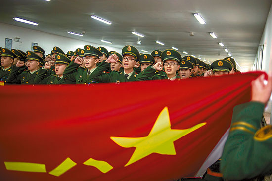 张思德生前所在部队举行新兵授衔仪式