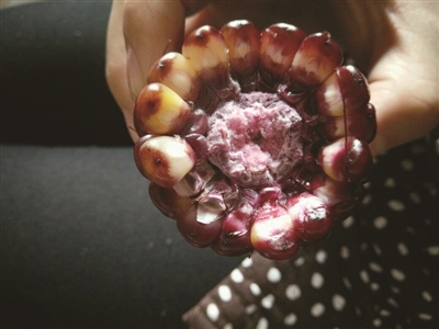 紫玉米掉一手颜色化过妆的