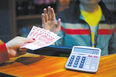 商报记者 余常海拿着刚取出来的新版百元大钞请客,结账时却被验钞机验