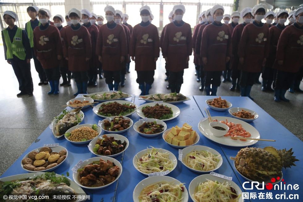 郑州女子监狱办厨艺大赛 服刑人员大秀厨艺(组图)