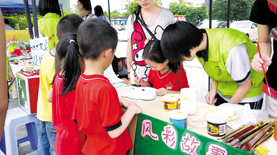 三学校建"时间银行"学生当义工赚"存款"