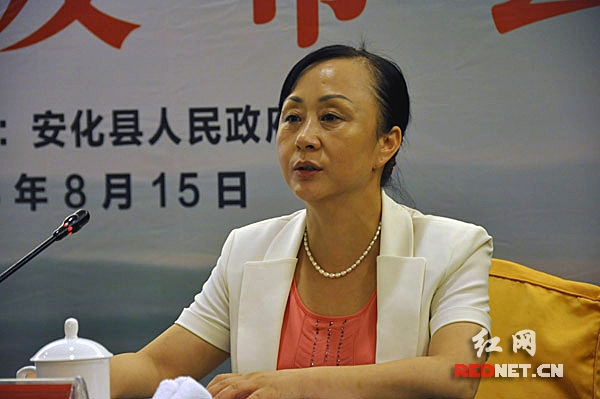 安化县委副书记,县长熊哲文.